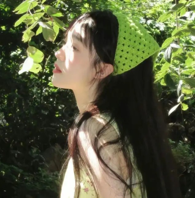 当她换上泳衣